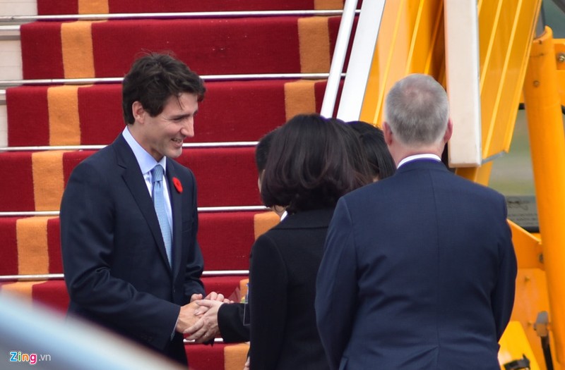 Nhung hinh anh dau tien cua Thu tuong Canada Trudeau tai Viet Nam-Hinh-4